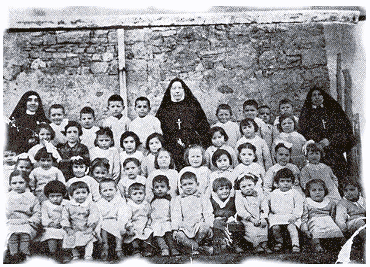 Le Suore e i bambini dell'asilo infantile (1938)